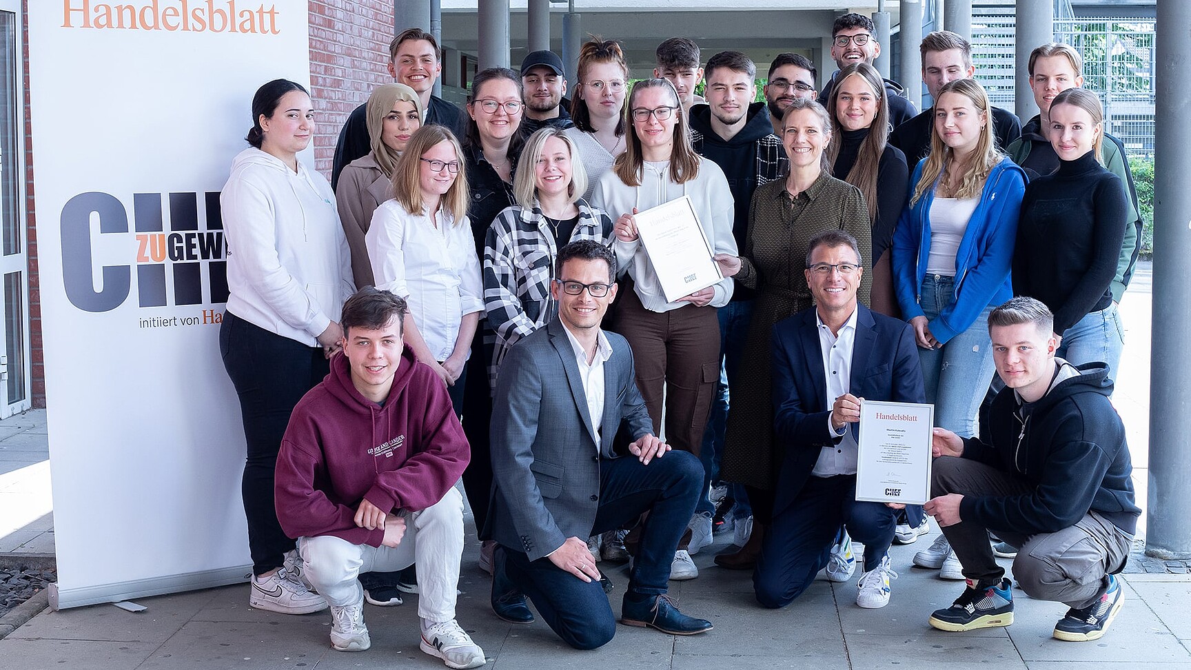 Gruppenbild Schülerinnen und Schüler mit BWI-CEO Martin Kaloudis© Uta Wagner