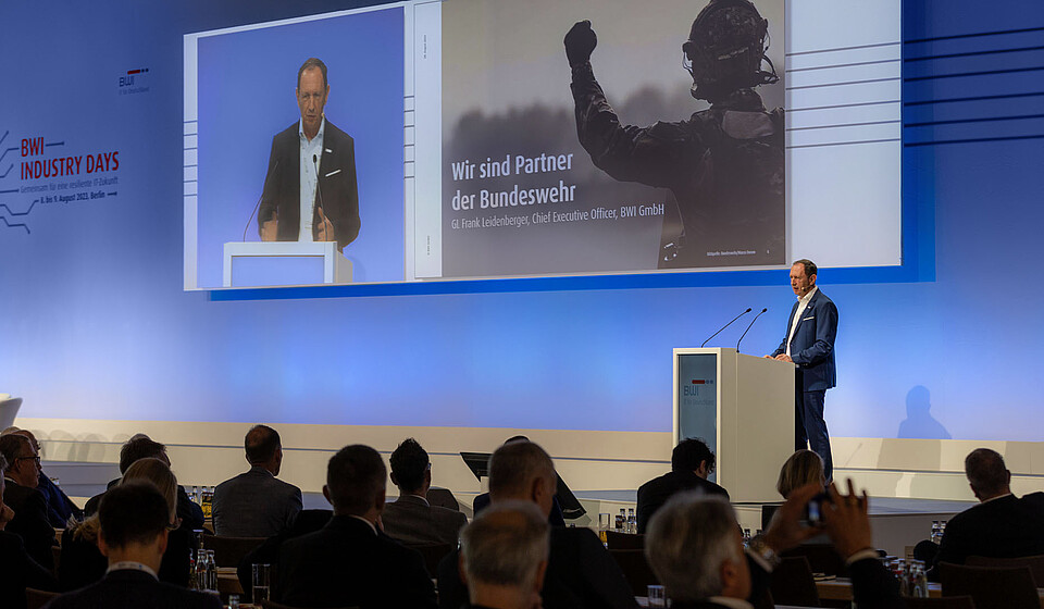 Frank Leidenberger, CEO der BWI GmbH, eröffnete die BWI Industry Days in Berlin. Foto von Leidenberger am Rednerpult. 