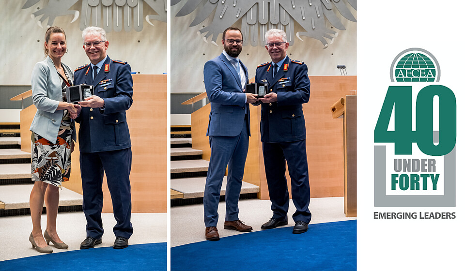 Die beiden Gewinner mit Brigadegeneral Armin Fleischmann in dem Moment wo sie jeweils den Preis entgehen nehmen. Alle Personen schauen in die Kamera. Es ist eine Collage aus den zwei Fotos der Gewinnübernahme, deswegen der Brigadegeneral Armin Fleischmann zweimal zusehen. Ganz Links ist die Gewinnerin Marianna Schwarz und der Gewinner Ron Simon ist sehr mittig. Ganz rechts ist das Logo der Veranstaltung zu sehen.