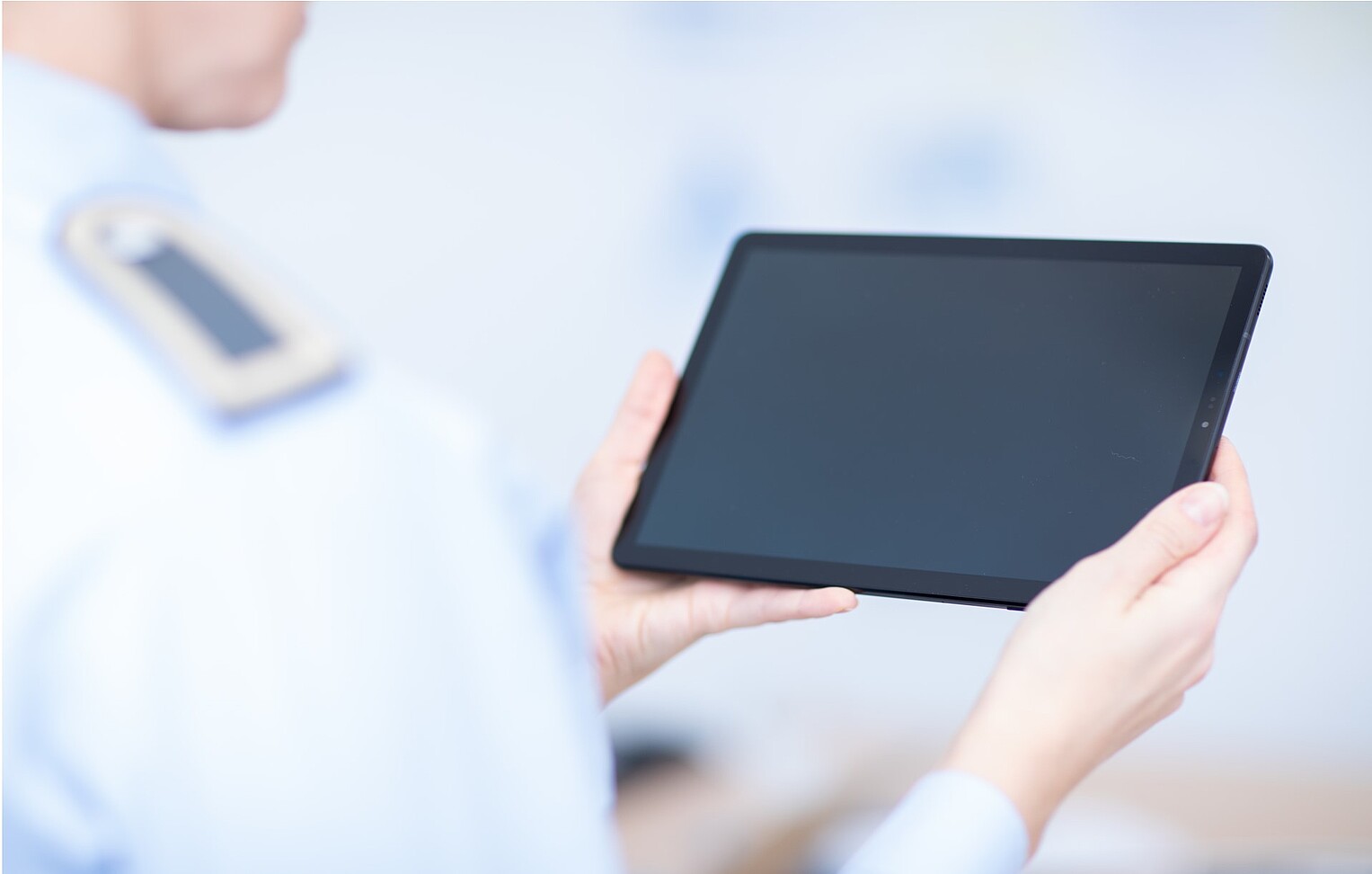 Bundeswehrangehörige hält Tablet in den Händen © Bundeswehr/Markus Dietrich