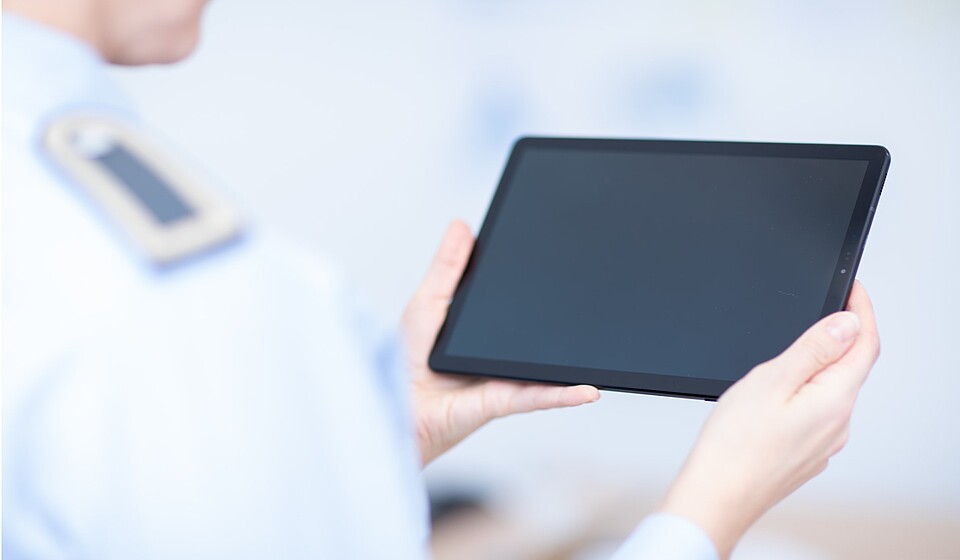 Bundeswehrangehörige hält Tablet in den Händen © Bundeswehr/Markus Dietrich
