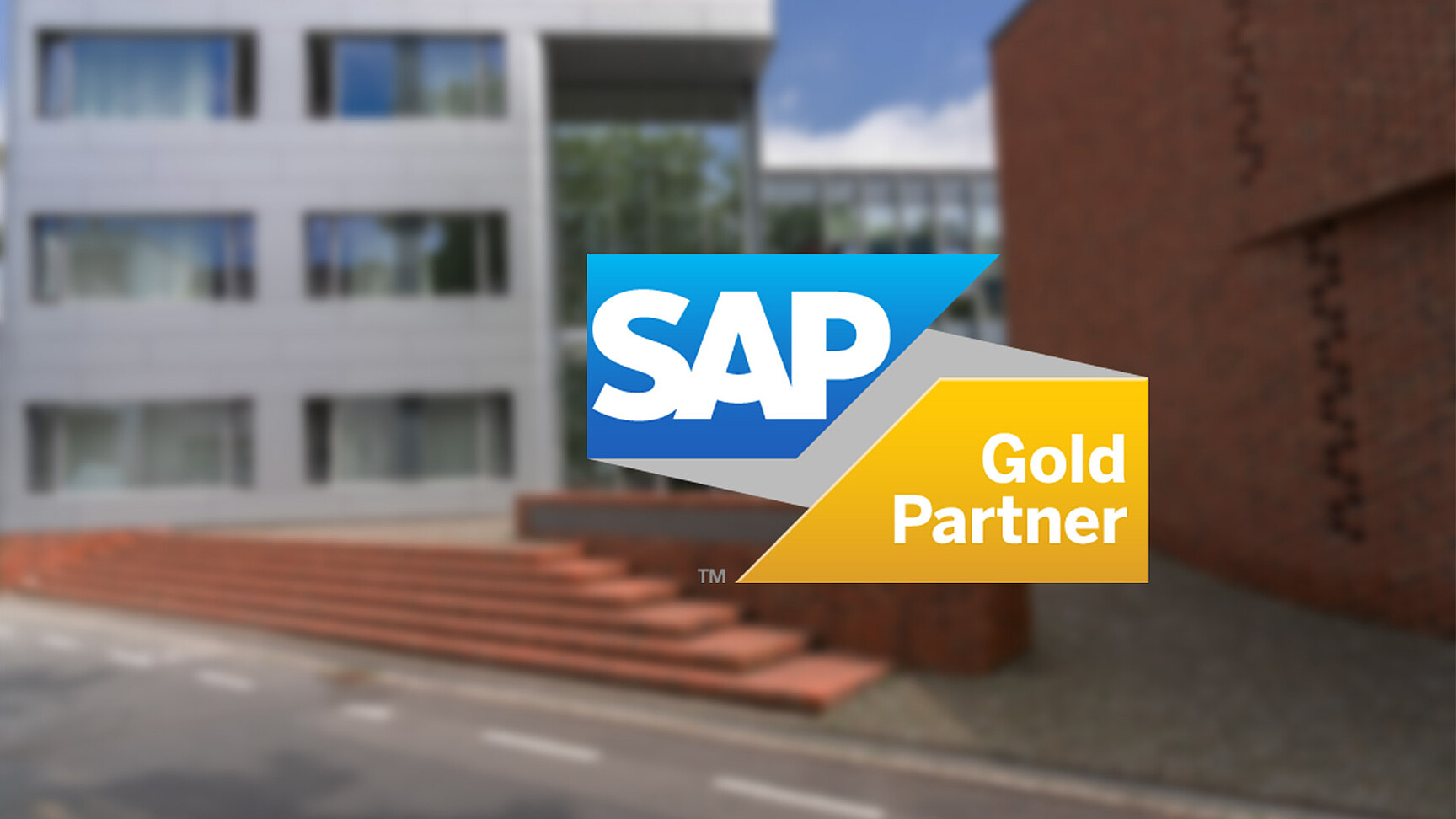Hintergrund: BWI-Standort Auermühle © BWI GmbH; Vordergrund: SAP Gold Partner Logo © SAP SE