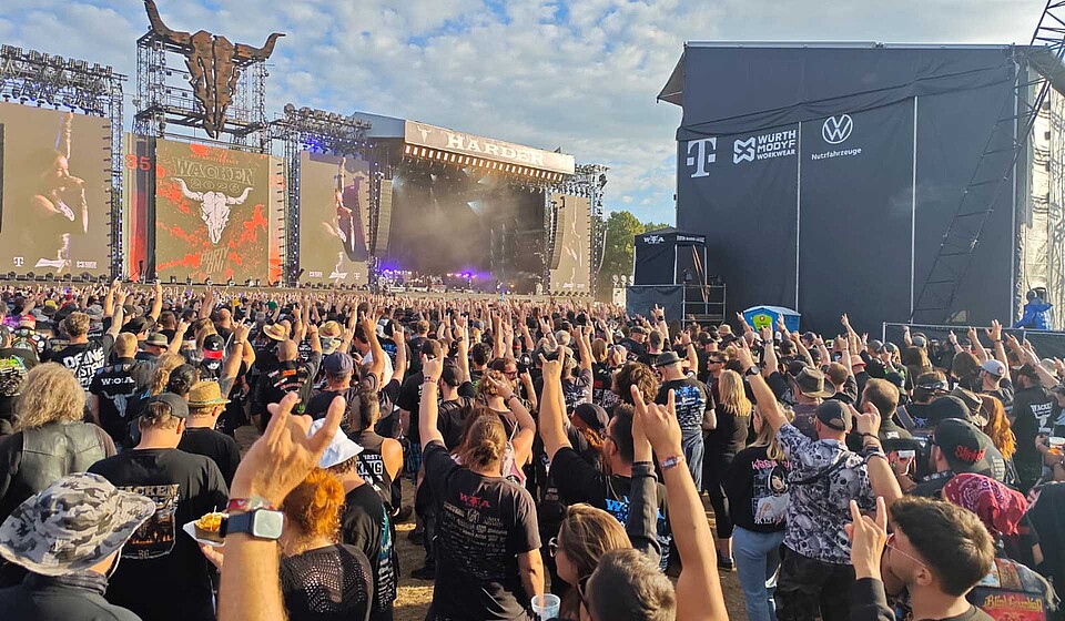 Menschenmenge vor der Bühne beim Festival Wacken Open Air