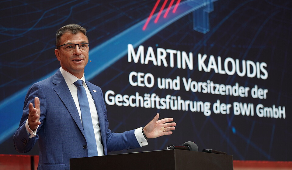 Martin Kaloudis, CEO der BWI GmbH, bei seiner Eröffnungsrede im Rahmen der Jubiläumsveranstaltung der BWI vor rund 200 Gästen aus Bundeswehr, Politik und Wirtschaft in Berlin.