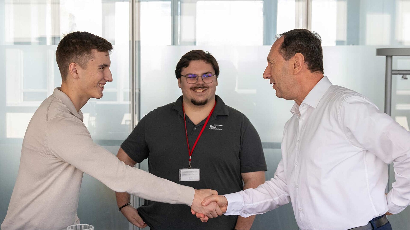 BWI CEO Frank Leidenberger begrüßt Auszubildende bei Azubi meets GF