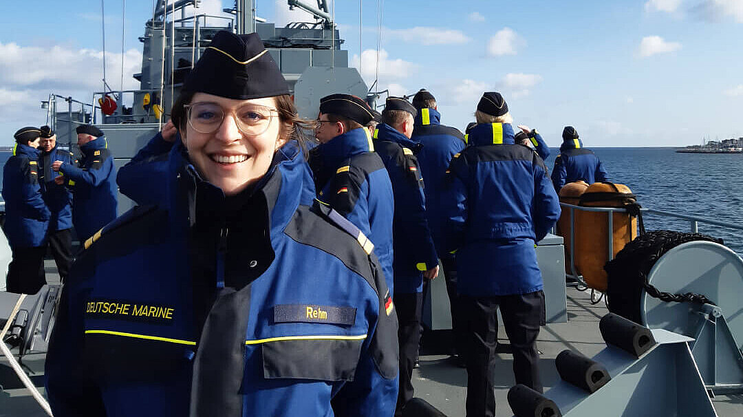 Einen ganzen Tag mit einer „echten“ Crew auf See – und dabei die Waffensysteme der Deutschen Marine im Einsatz erlebt. Bettina Rehm, Veränderungsmanagerin der BWI, ist begeistert.