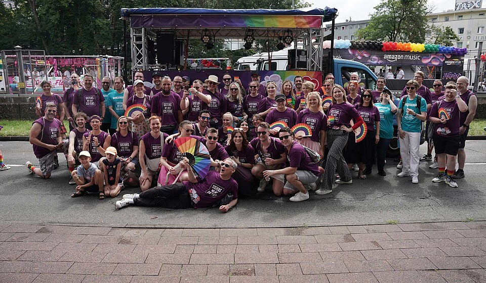 Zum dritten Mal haben sich die Schwesternetzwerke Pride@BWI und BwConsulting queer+friends für die Teilnahme an der CSD-Demonstration der ColognePride 2024 zusammengeschlossen, um gemeinsam Zeichen zu setzen und sich so für ein vielfältiges Miteinander einzusetzen.