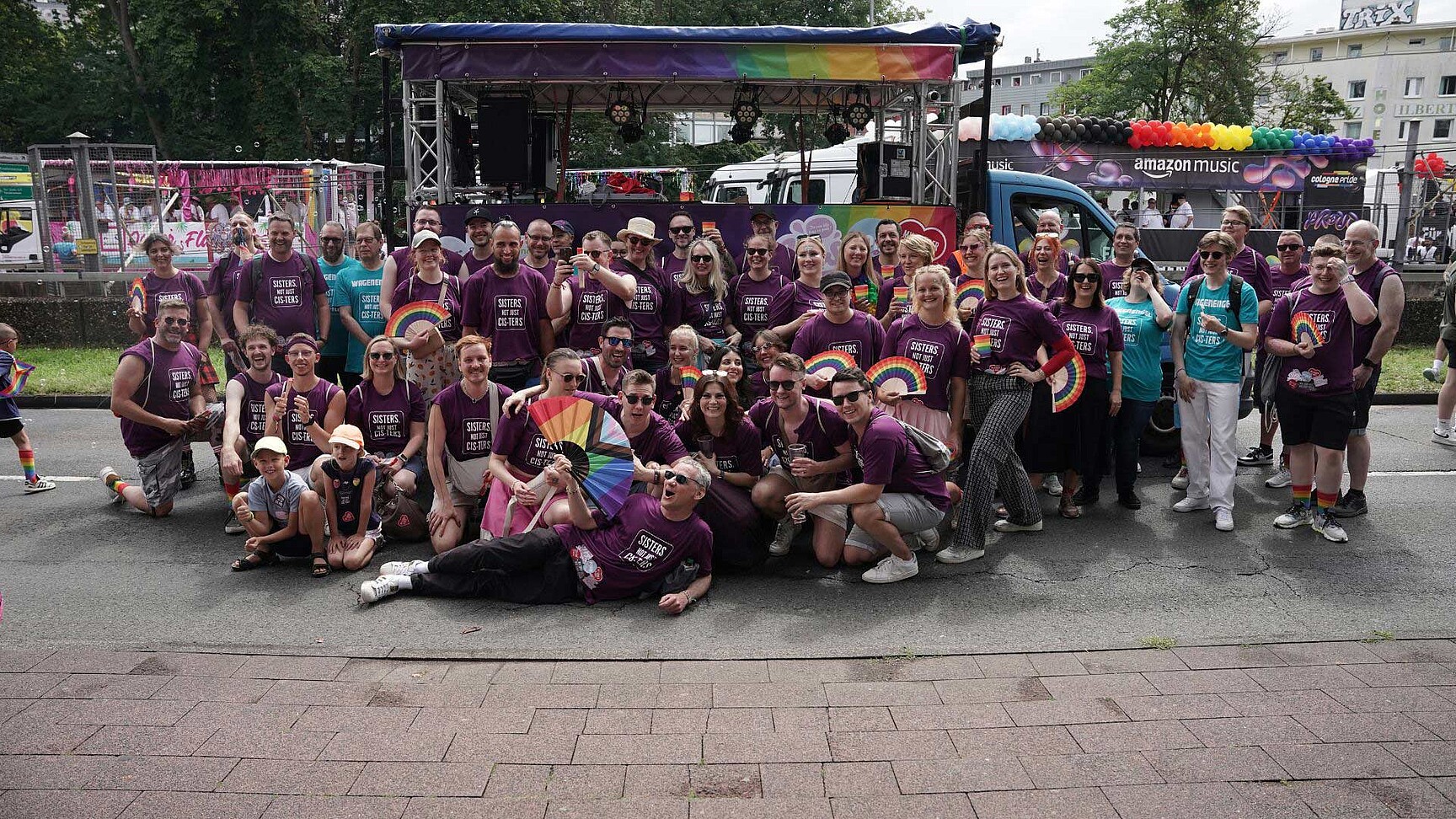 Zum dritten Mal haben sich die Schwesternetzwerke Pride@BWI und BwConsulting queer+friends für die Teilnahme an der CSD-Demonstration der ColognePride 2024 zusammengeschlossen, um gemeinsam Zeichen zu setzen und sich so für ein vielfältiges Miteinander einzusetzen.