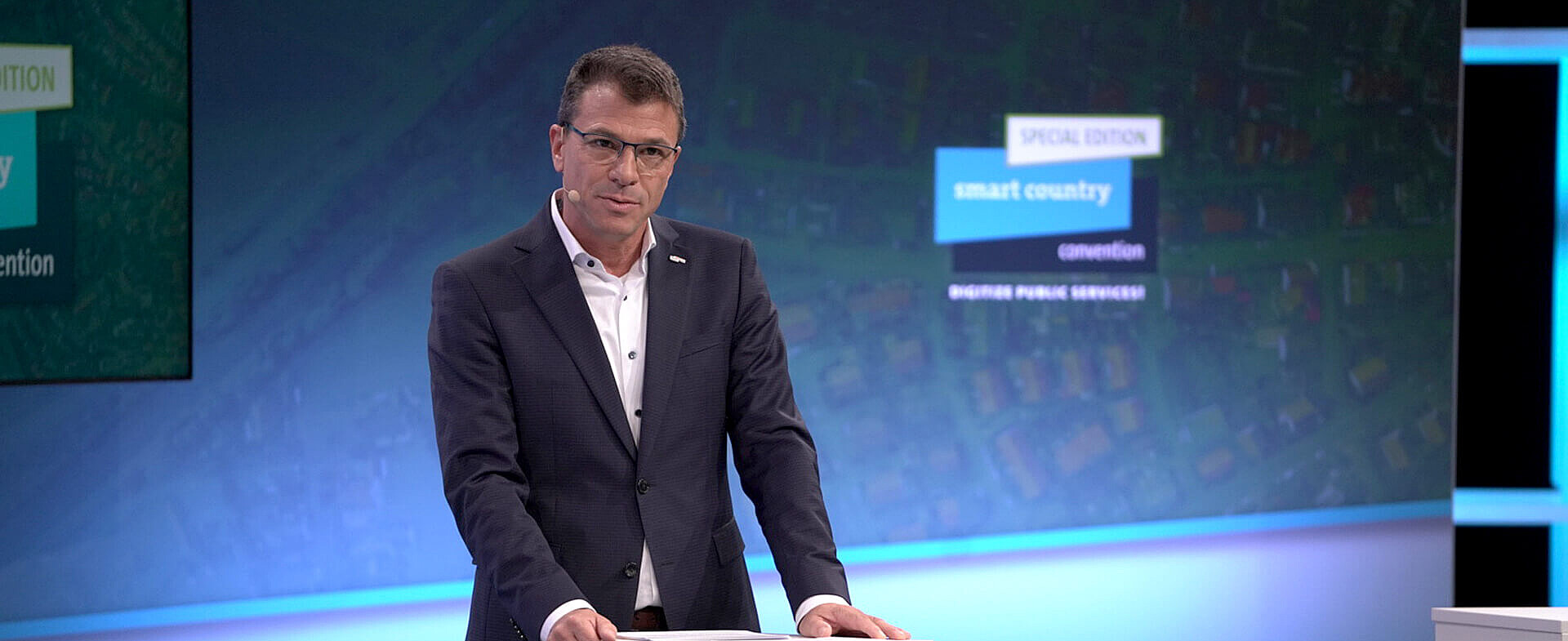 Martin Kaloudis steht am Rednerpult während seiner Keynote auf der SCCON21 © BWI GmbH