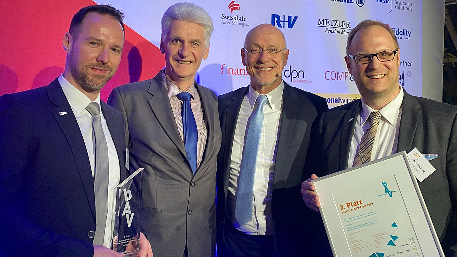 Sebastian Staudenmeier (li.) und Christian Plog (re.) nahmen den Preis für die BWI von Staatssekretär Dr. Rolf Schmachtenberg (2.v.l.) und Jury-Mitglied Heribert Karch, MetallRente AG (2.v.r.), entgegen © bAV-Preis