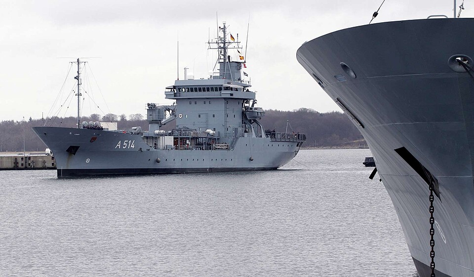 Zwei Tender der Marine vor Anker