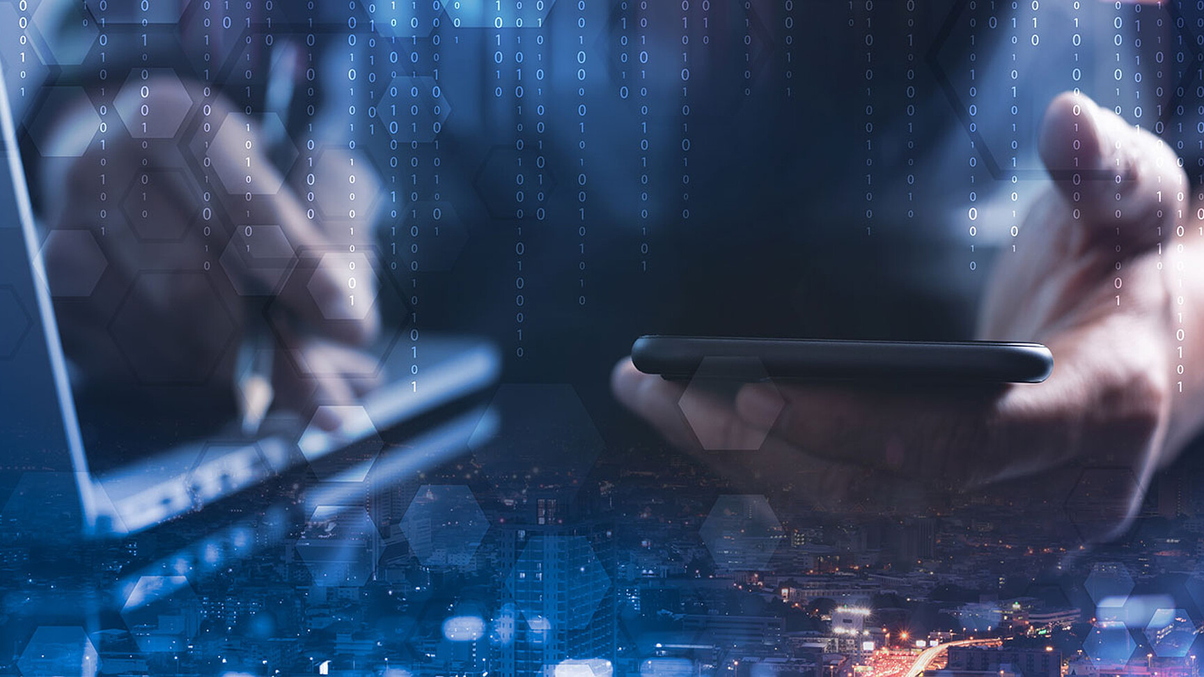 Illustration Digitalisierung mit Laptop, Smartphone, Stadt, Hexagon und Binärcode ©tippapatt/Adobe Stock
