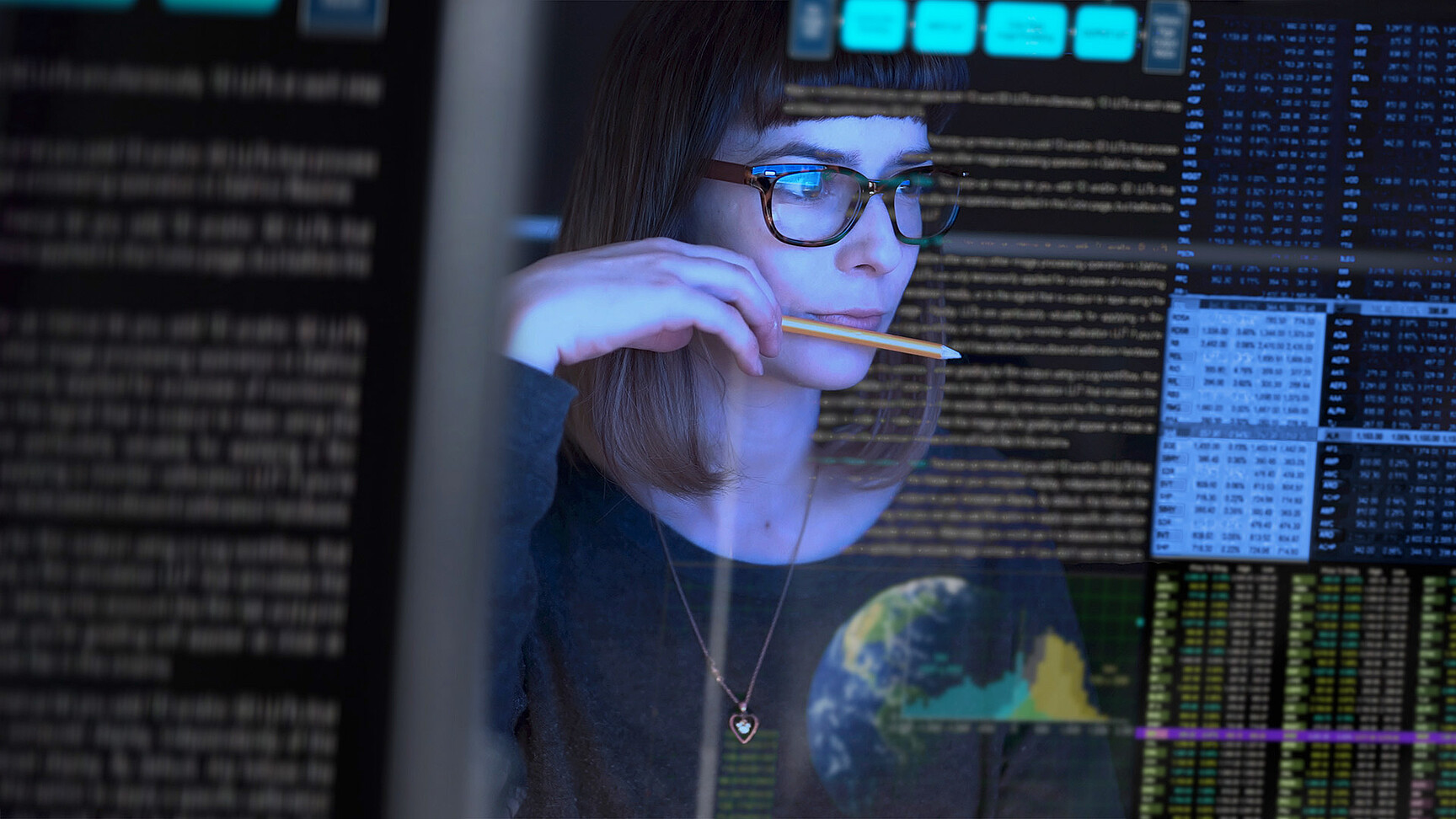 Frau vor Bildschirmen mit unterschiedlich dargestellten Daten © Laurence Dutton/iStock