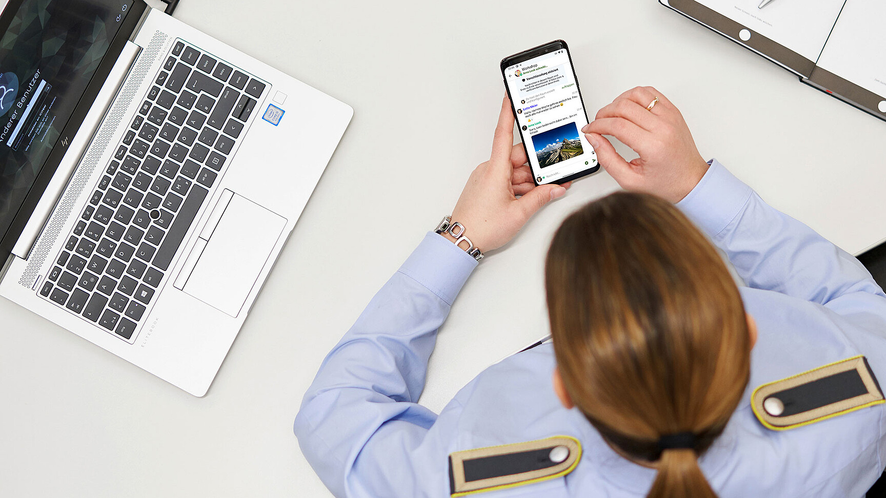 Soldatin mit Smartphone und BwMessenger-App © BWI GmbH