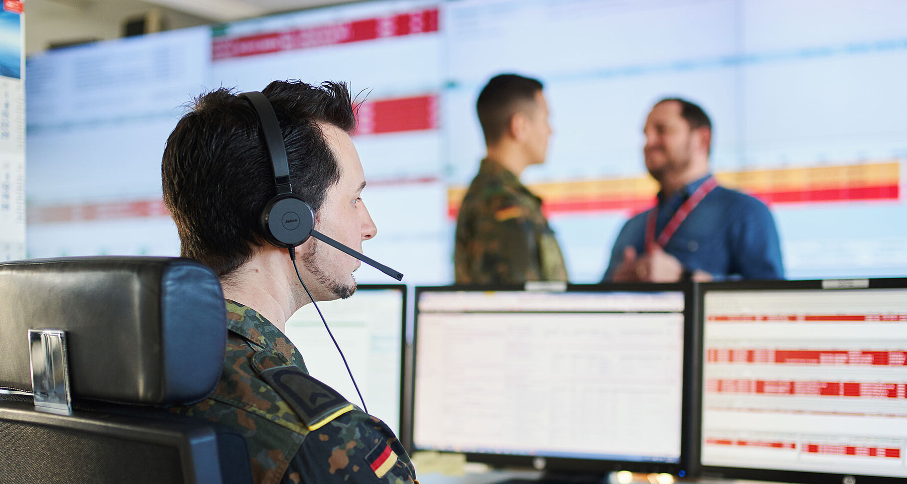 Bundeswehrangehörige nutzen von der BWI bereitgestellte IT. Zur Bewertung der Zufriedenheit sowohl mit der technischen Ausstattung als auch mit dem Kunden-Support ruft die BWI als IT-Dienstleister die Nutzenden einmal pro Jahr auf.