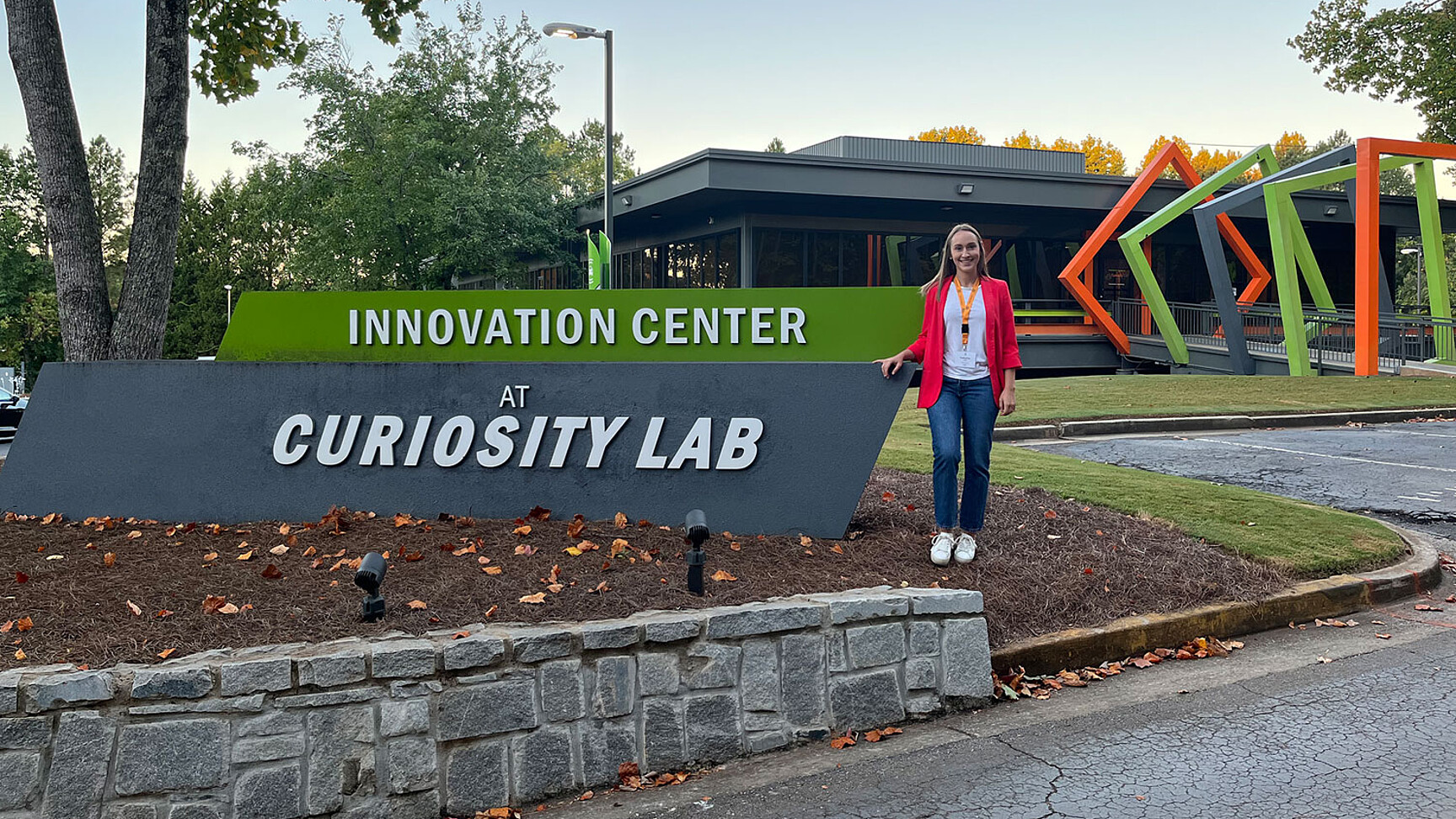 Katharina vor dem Innovation Campus in Boston