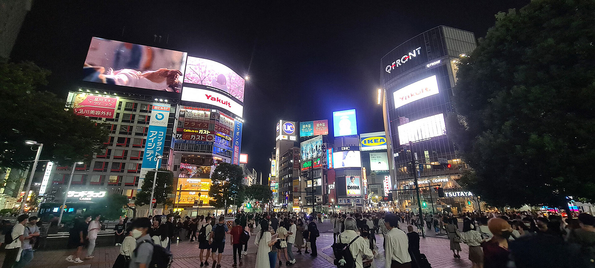 kreuzung in Japan mit vielen digitalen Kommercials