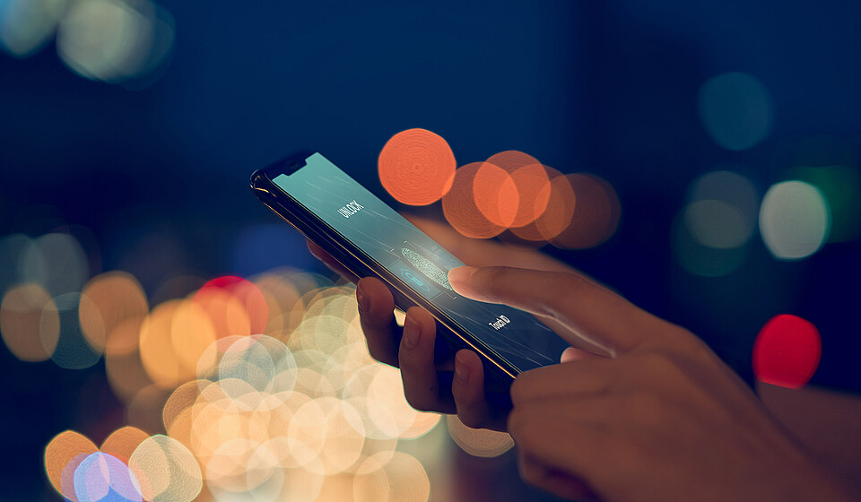 Nahaufnahme eines Smartphones beim Entsperren © sitthiphong/Adobe Stock