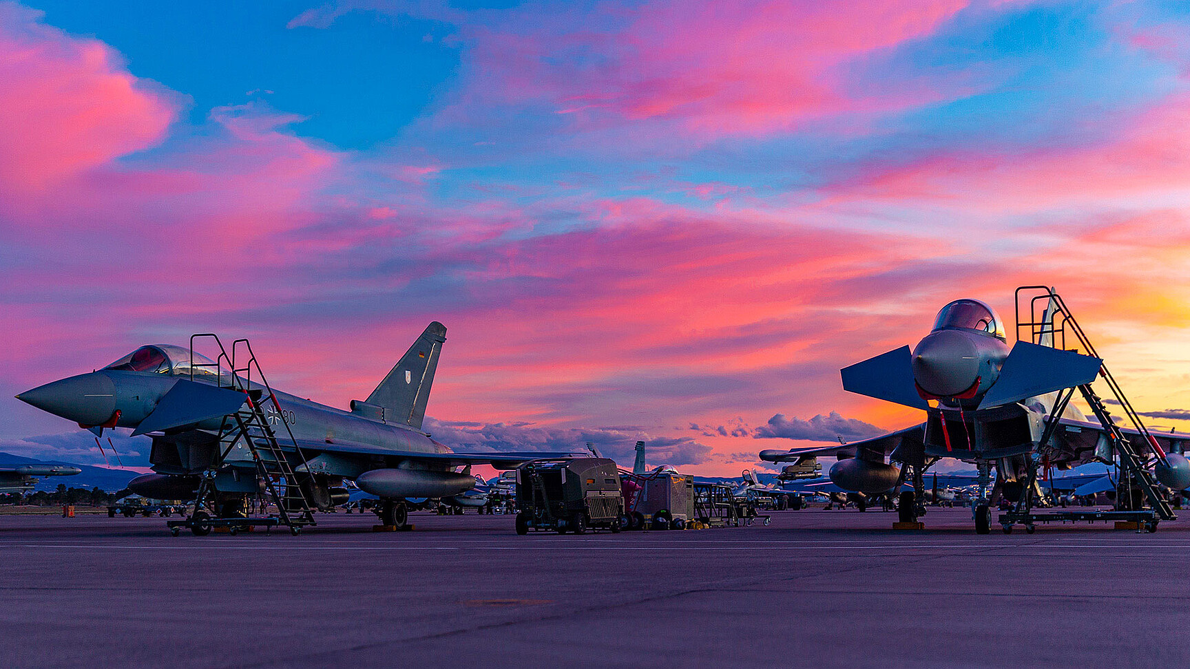 Zwei Eurofighter stehen auf der Rollbahn für Air Policing bereit.