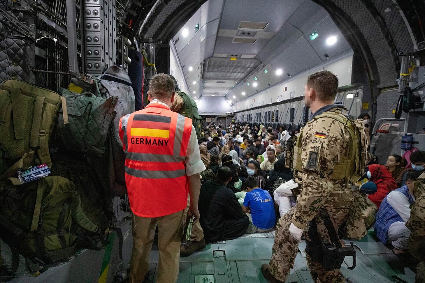 Blick in den Lasderaum eines Evakuierungsfliegers der Bundeswehr.
