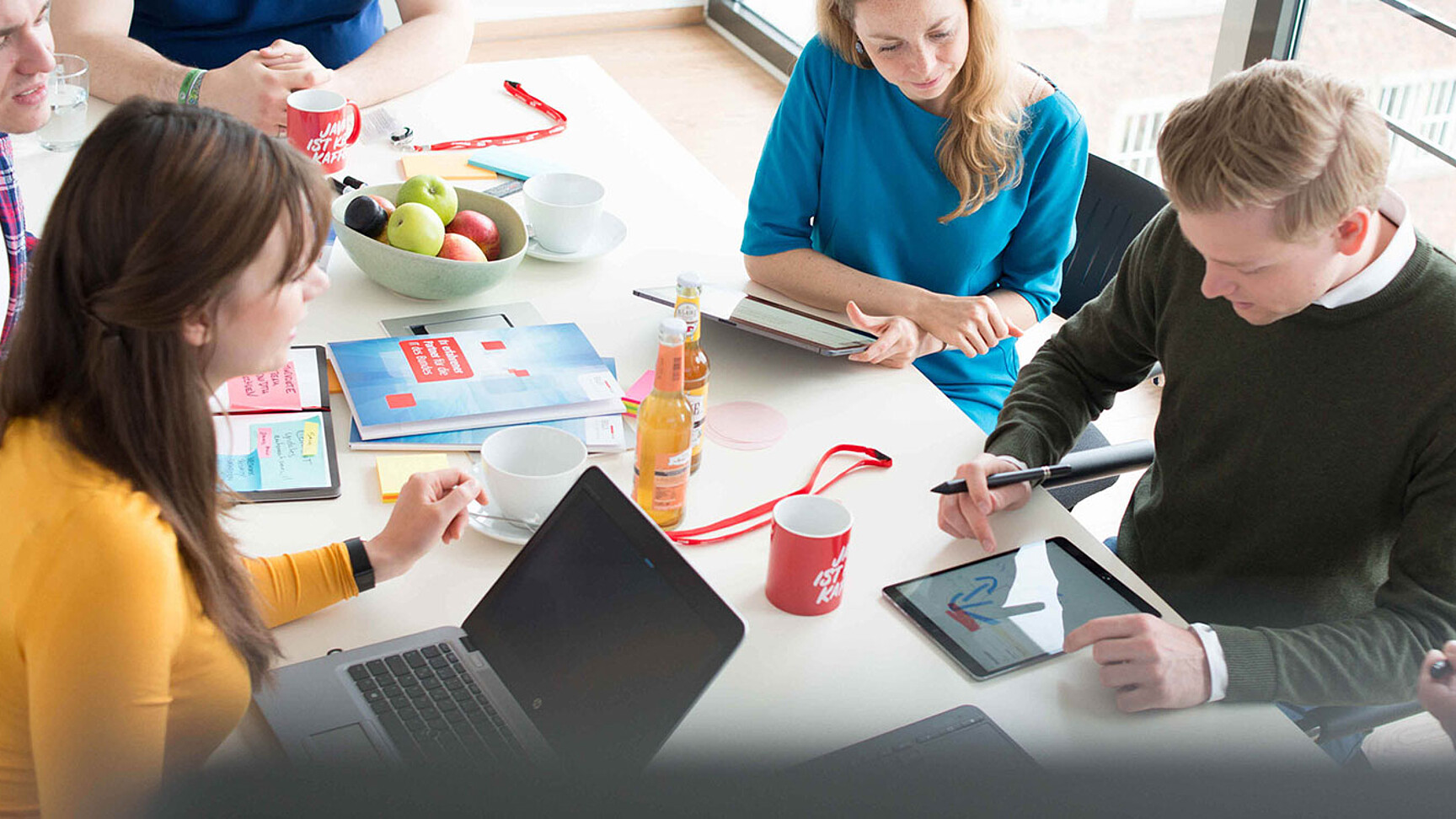 Mitarbeiter*innen der BWI während eines Teammeetings 