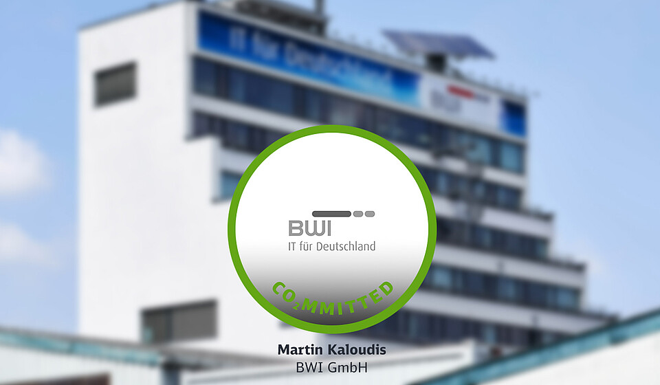 Vordergrund: Commited-Logo, Hintergrund: BWI-Standort Bonn-Auermühle © BWI GmbH/Deutsche Bahn AG