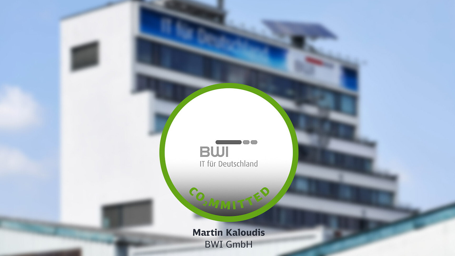 Vordergrund: Commited-Logo, Hintergrund: BWI-Standort Bonn-Auermühle © BWI GmbH/Deutsche Bahn AG