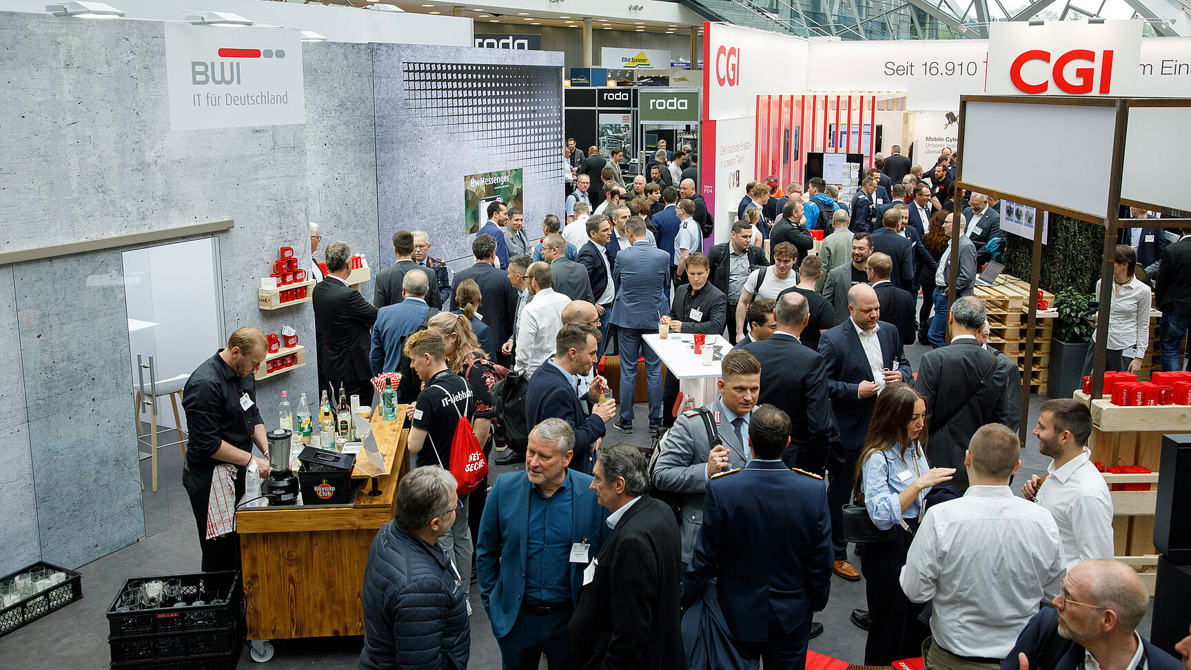 Blick auf den Stand der BWI mit zahlreichen Besucherinnen und Besuchern auf der AFCEA Fachausstellung 2023