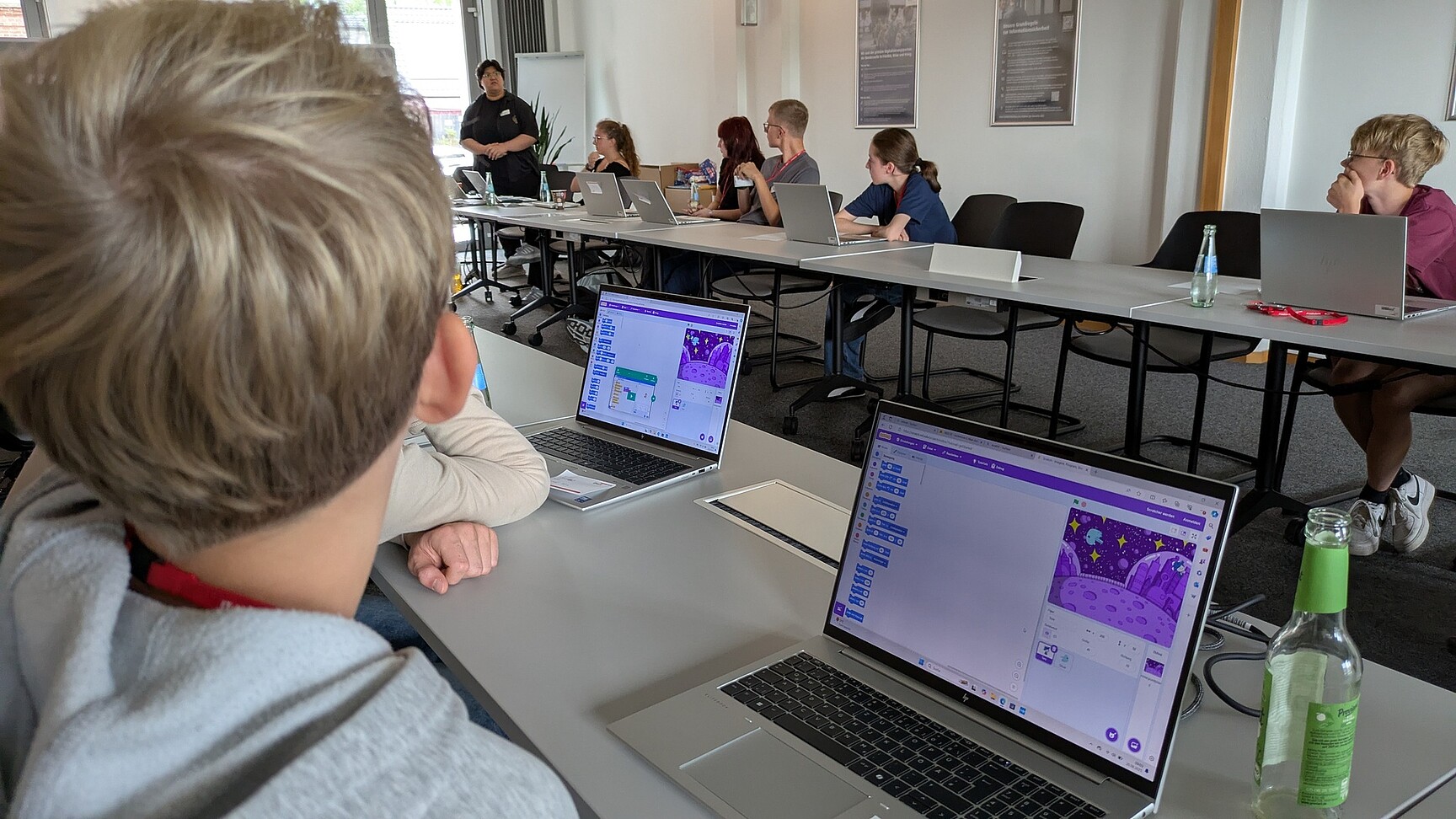 Junge sitzt vor Laptop