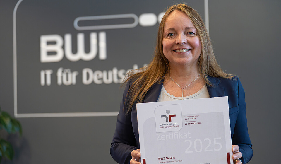 Ilona Eulitz, Leiterin Human Resources der BWI, mit dem Zertifikat in den Händen zum audit berufundfamilie