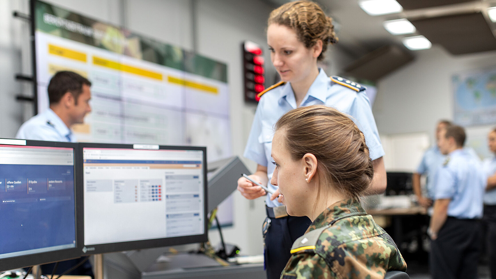 Soldat*innen im Gemeinsamen Lagezentrum CIR © Martina Pump/Bundeswehr