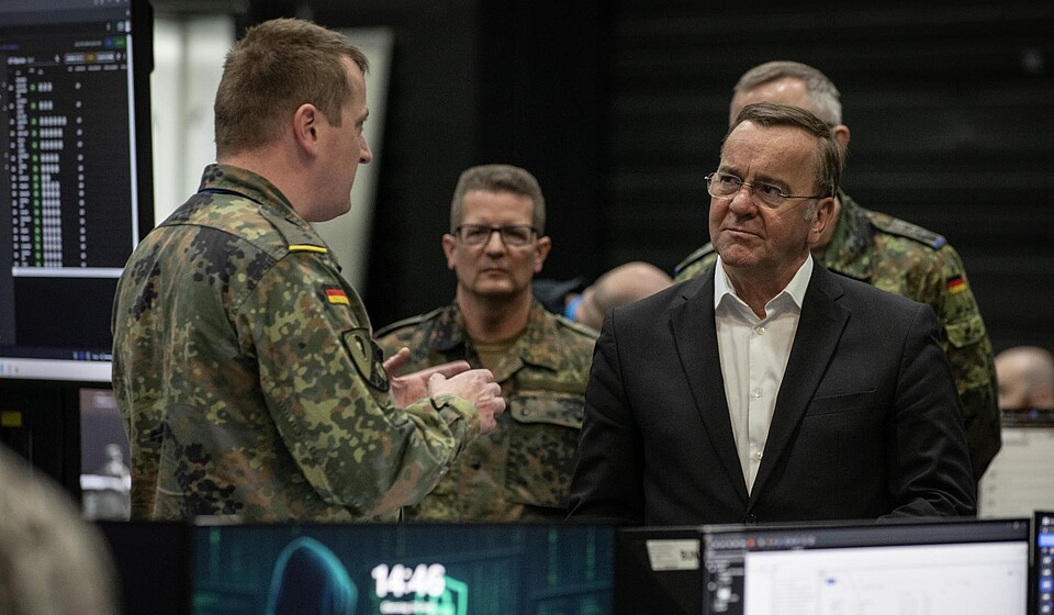 Bundesminister der Verteidung, Boris Pistorius im Dialog mit Bundeswehrangehörigen auf der Locked Shields 2025