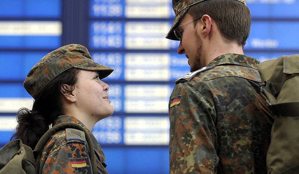 Soldaten informieren sich an einem Bahnhof © Martin Stolberg/Bundeswehr