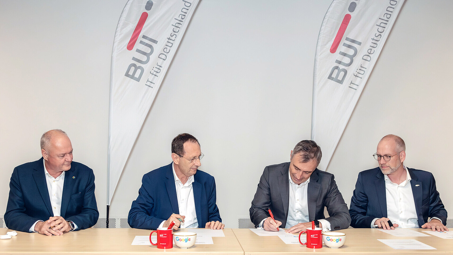 Ceremonial Signing des Rahmenvertrags zwischen Google und BWI (v.l.n.r.): Bernd König, Geschäftsführer Google Cloud Public Sector – Deutschland, Frank Leidenberger, Chief Executive Officer der BWI, Tara Brady, President EMEA Google Cloud, und Christian Marwitz, Chief Digital Officer der BWI