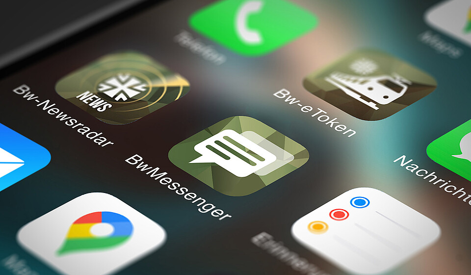 App-Icon des BwMessengers und andere Bundeswehr-Apps auf Smartphone
