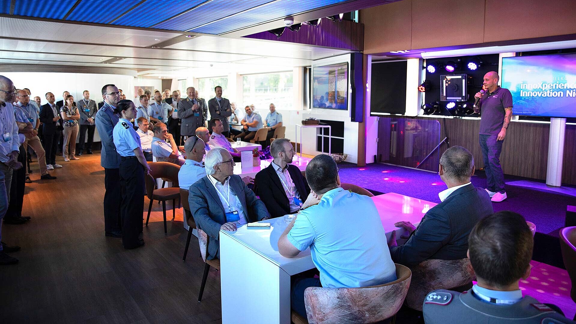 Blick auf die Bühne und Redner Matthias Görtz, mit zahlreichen Besucherinnen und Besuchern auf der InnoXperience 2024 
