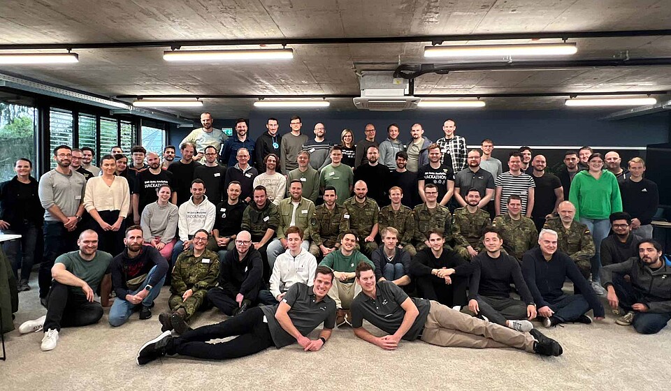 Gruppenfoto der Teilnehmenden des 6. BWI Data Analytics Hackathon 2024 in der IBM Garage in Bonn