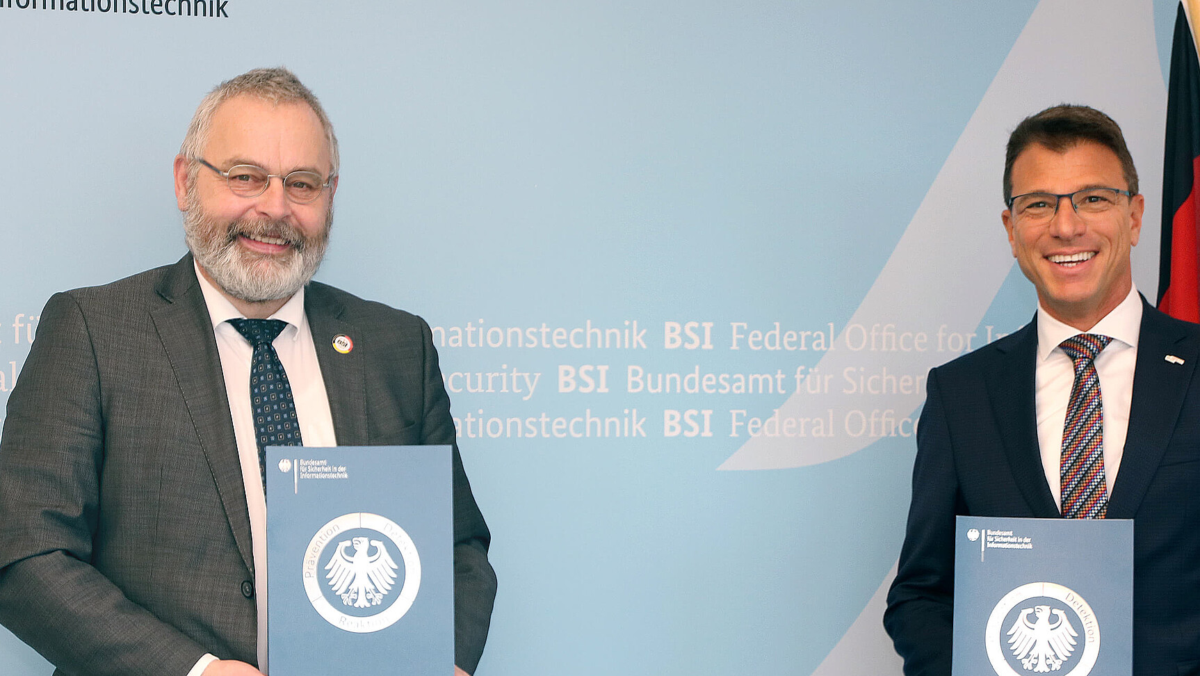 BSI-Vizepräsident Dr. Gerhard Schabhüser und BWI-CEO Martin Kaloudis nach Unterzeichnung des Letter of Intent 