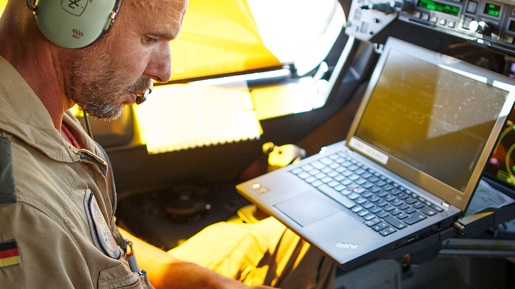 Bundeswehrpilot im Cockpit eines A400M-Transportflugzeugs © Jana Neumann/Bundeswehr