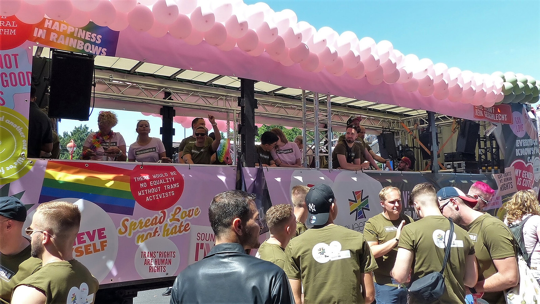 Gemeinsamer Wagen von BWI, BwConsulting und QueerBw beim Christopher Street Day 2022