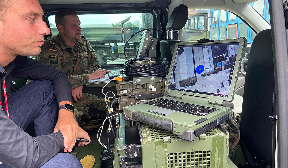 BWI- und Bundeswehrangehörige testen gemeinsam das prototypische Client Image © BWI GmbH