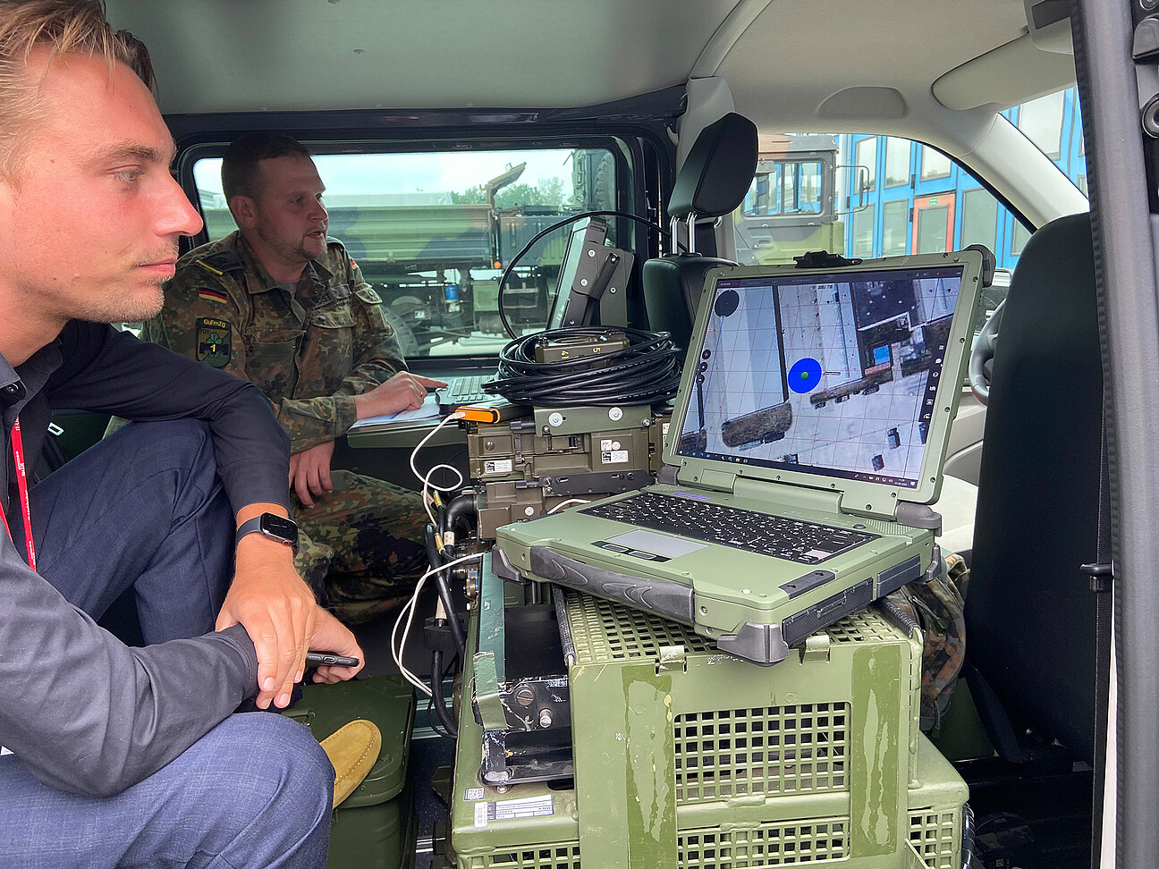 BWI- und Bundeswehrangehörige testen gemeinsam das prototypische Client Image © BWI GmbH