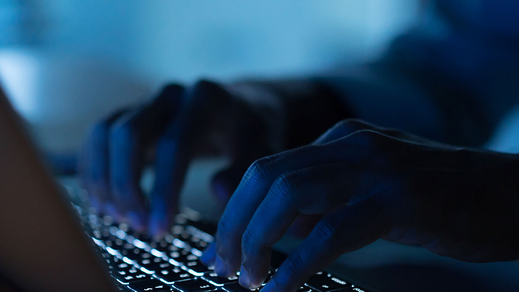 Arbeit an einem Laptop © Chainarong Prasertthai/iStock