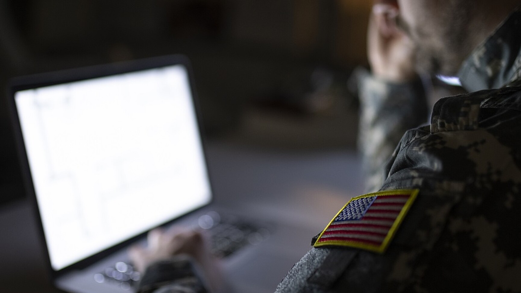 US-Soldat in Uniform vor einem Computer © Smederevac/iStock