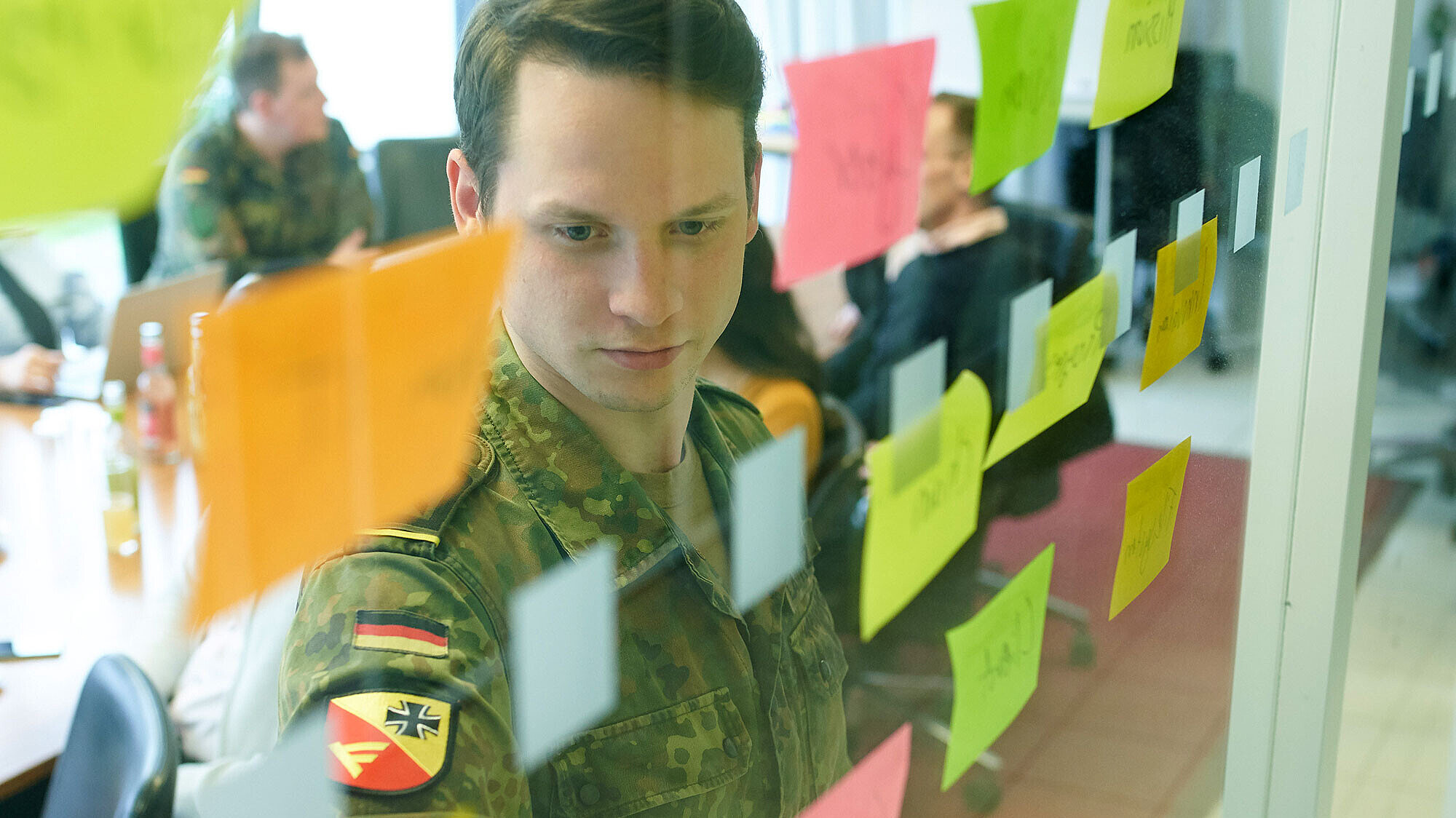 Soldat während eines Workshops in einem Konferenzraum © BWI GmbH