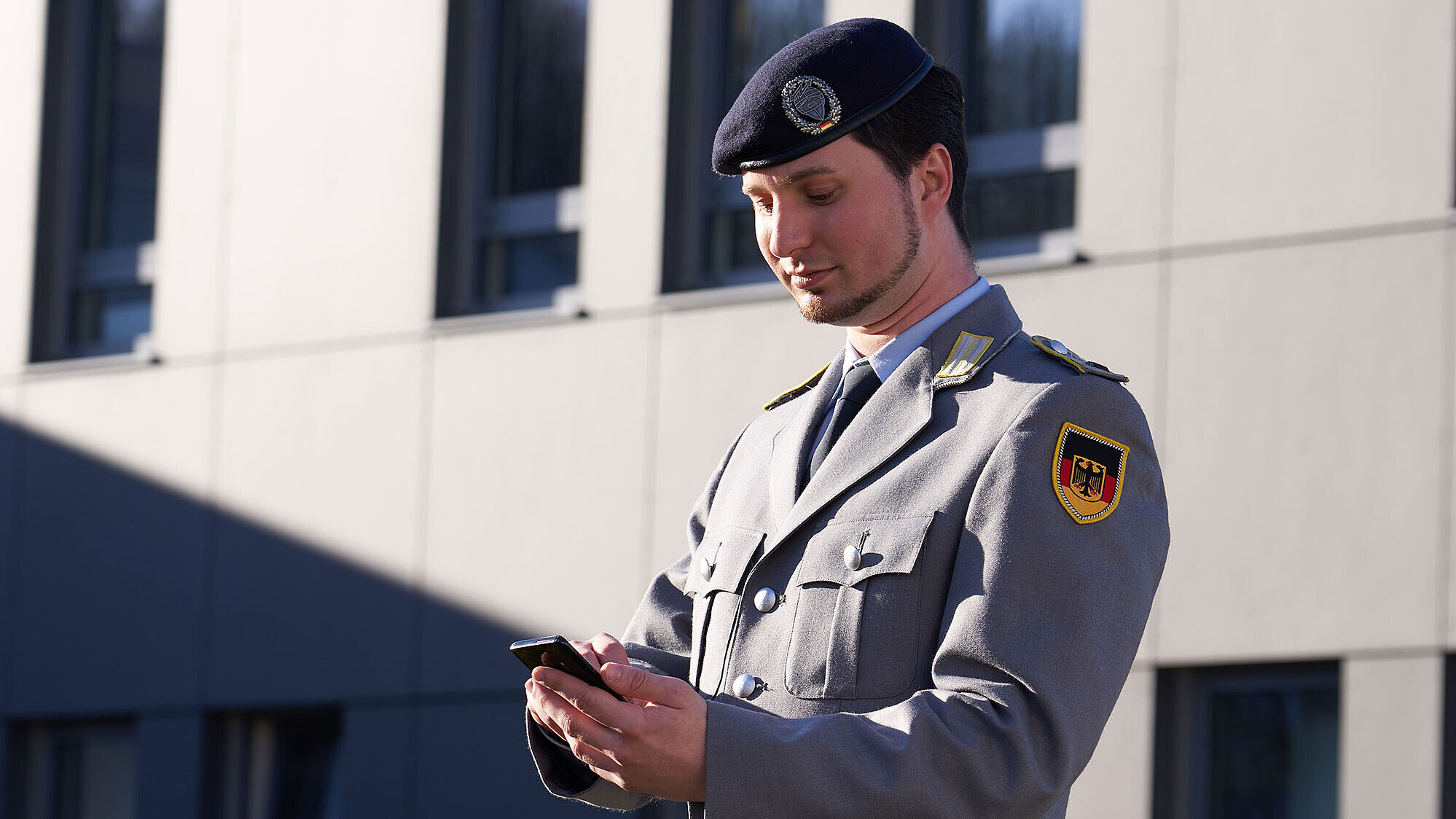 Soldat mit Smartphone © BWI GmbH