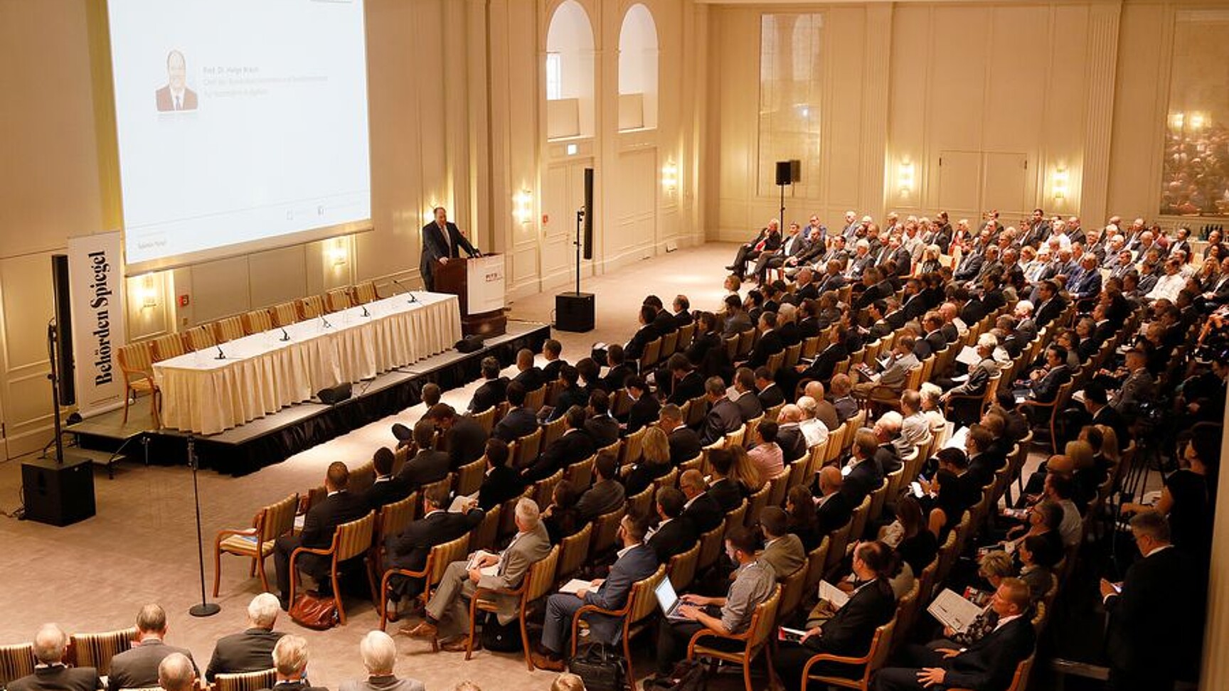 von oben in den Saal fotografiert, man kann gut Bühne und Publikum erkennen
