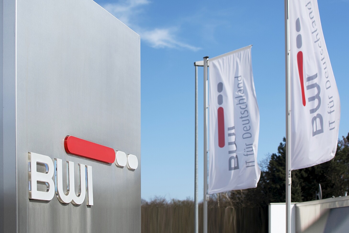 BWI Logo und im Hintergrund zwei BWI Flaggen vom Hauptstandort