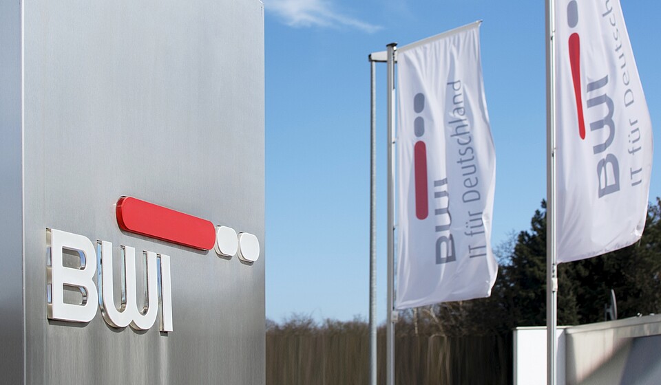 BWI Logo und im Hintergrund zwei BWI Flaggen vom Hauptstandort