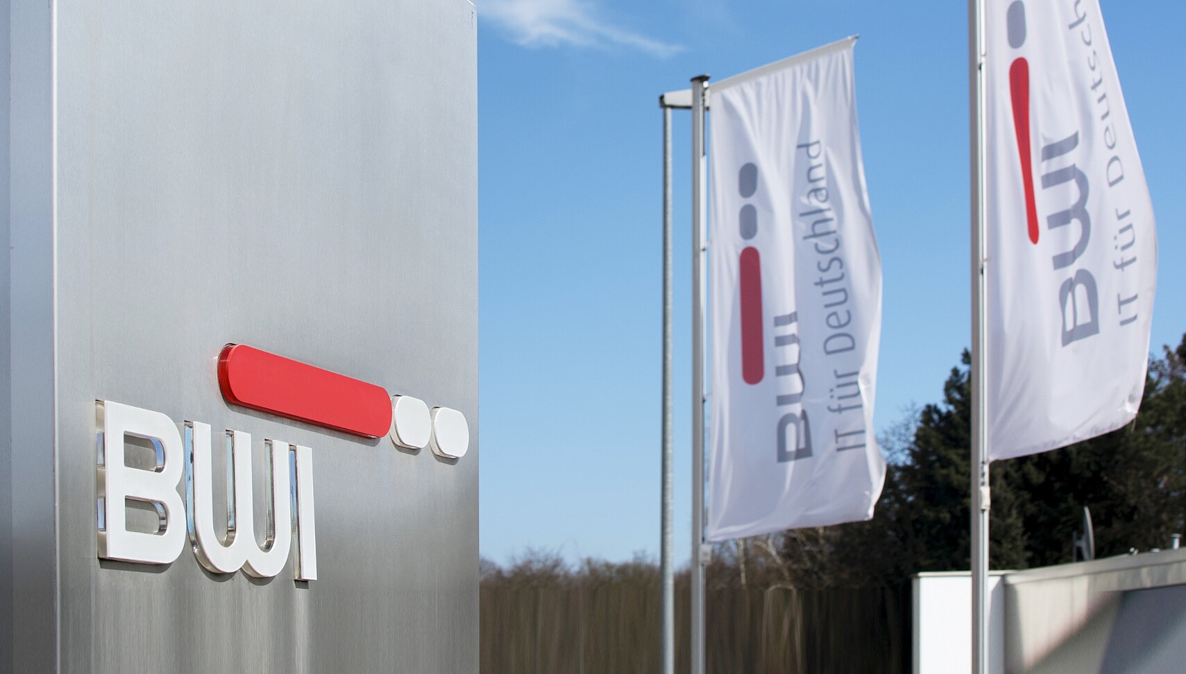 BWI Logo und im Hintergrund zwei BWI Flaggen vom Hauptstandort